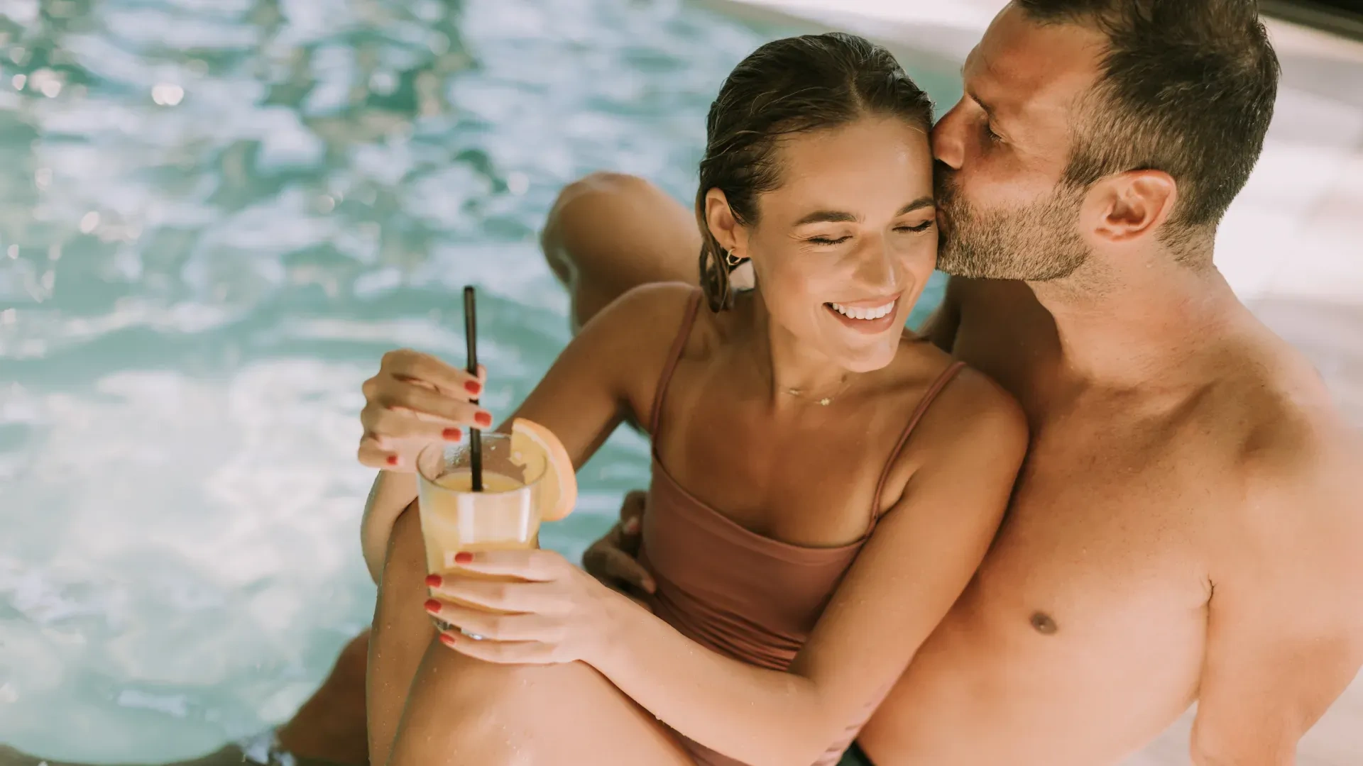 Pareja disfrutando cócteles junto a la piscina en Hotel Plaza Las Américas. Servicios | Hotel Plaza Las Américas | Web Oficial