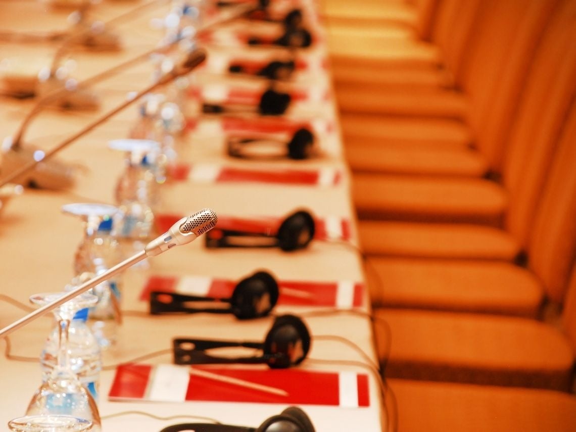 Sala de reuniones Tequendama: Corporativa con micrófonos y asientos.