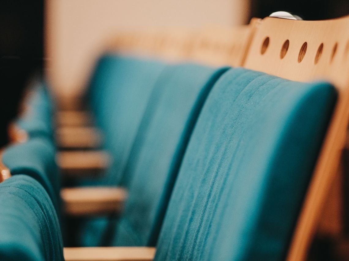 Asientos Tequendama: Corporativa, azules y de madera en sala de eventos.