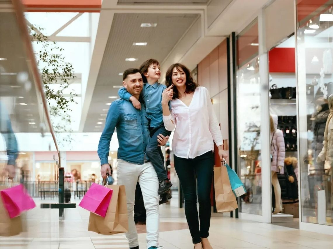 Familia feliz de compras en Tequendama: Corporativa.