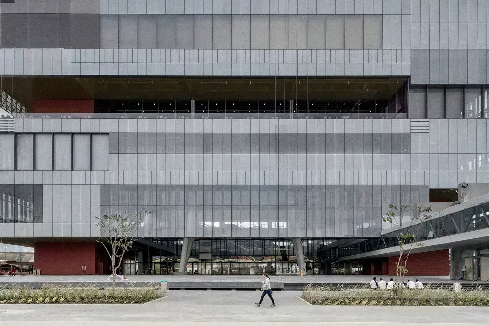 Edificio moderno Tequendama Corporativa con fachada de vidrio y ladrillo rojo.