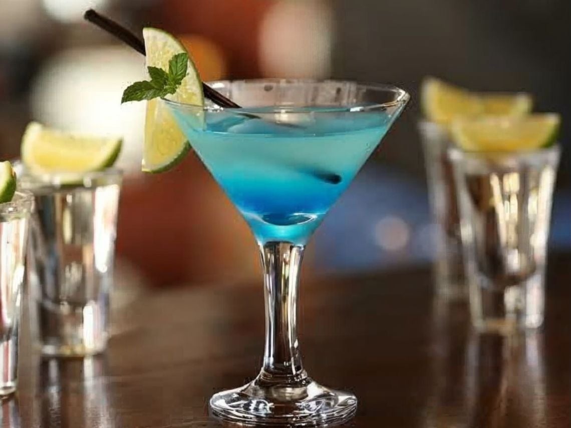 Cóctel azul refrescante en Tequendama: Corporativa, ideal para tu evento.