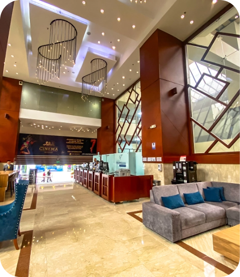 Recepción y sala de estar de Tequendama Suites Bogotá, ideal para tu estadía en el centro.