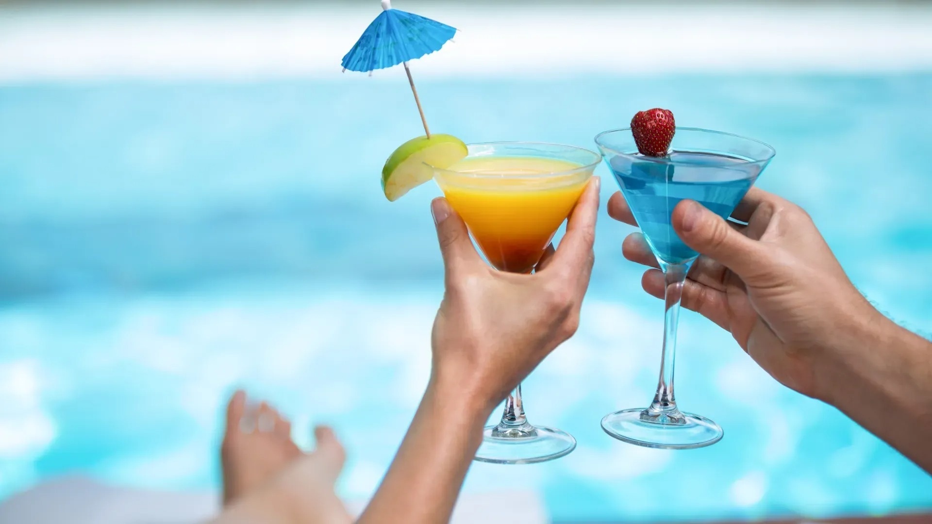 Enjoy poolside cocktails and relaxation services at Hotel Campestre Villavicencio.