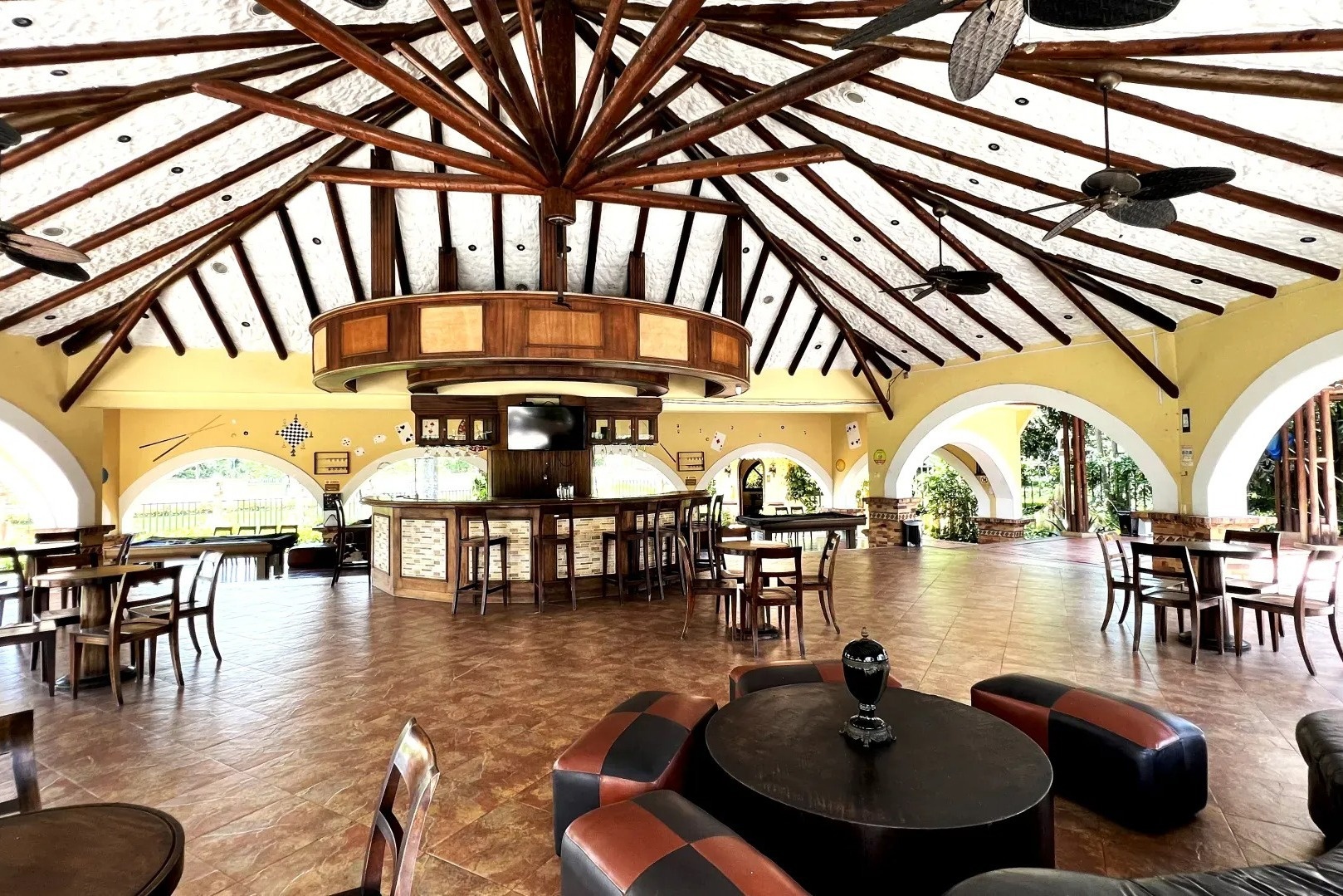 Tequendama Corporate Lounge: bar, tables, and covered pool area