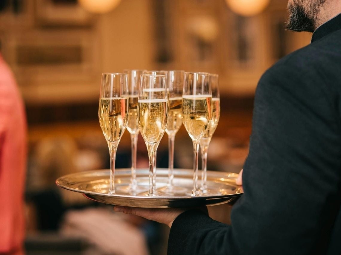 Copas de champán en bandeja, ideal para eventos corporativos Tequendama.