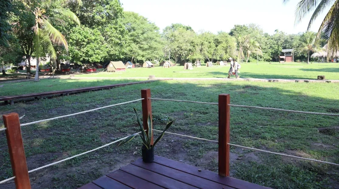 Cabañas Tequendama: área de camping con carpas y senderos en Parque Tayrona.