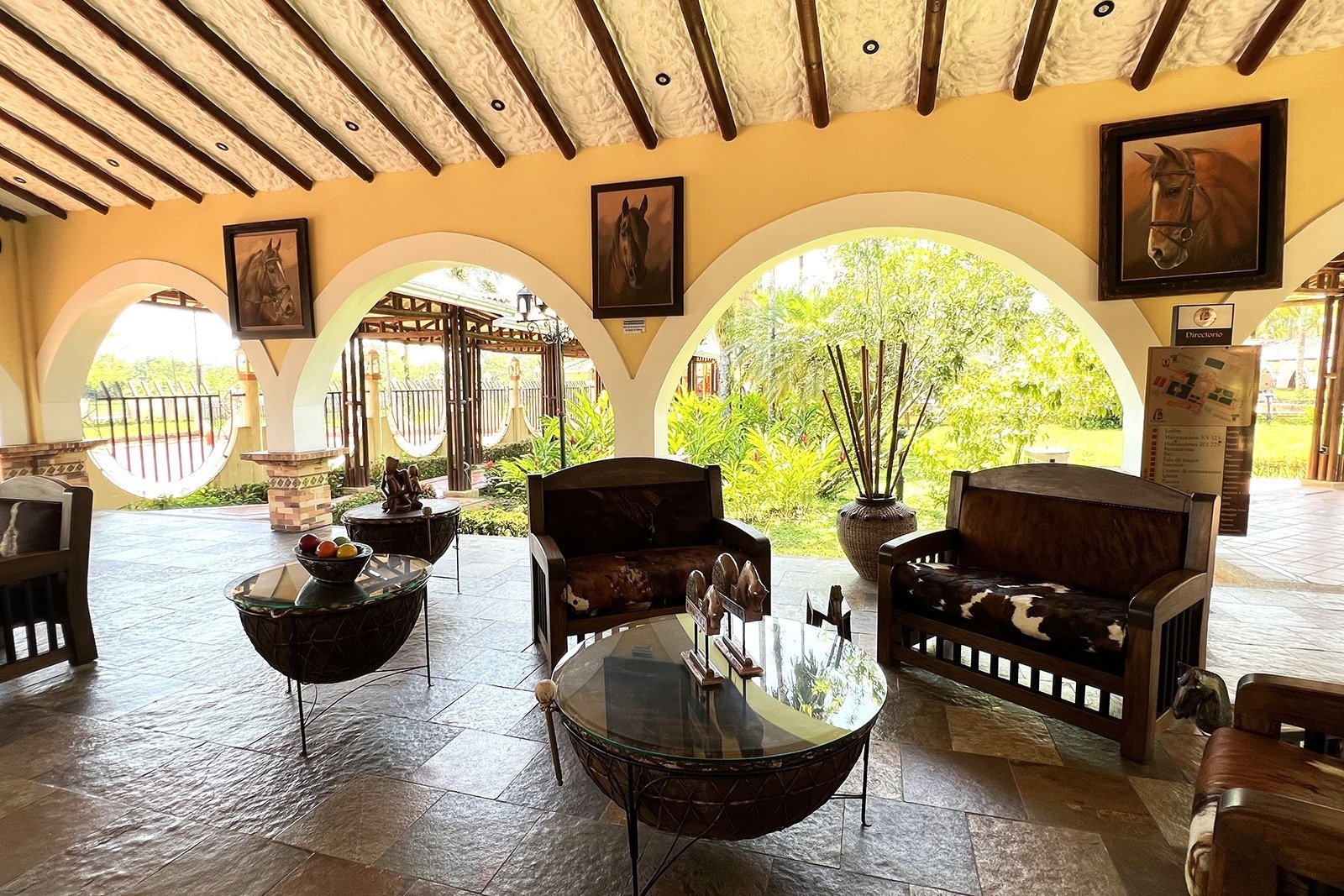 Tequendama Hotel Campestre Villavicencio: Relax in this elegant lounge with horse art.