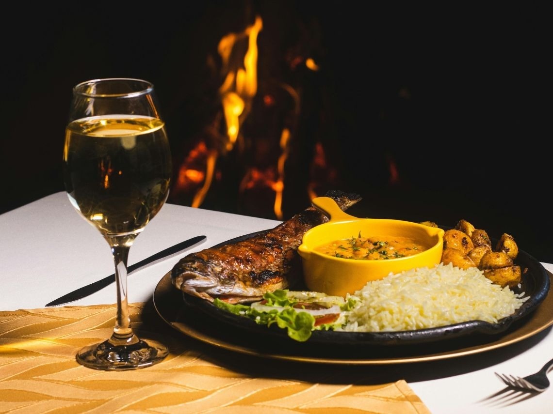 Disfruta una cena especial con vino y pez a la parrilla en Tequendama: Corporativa.
