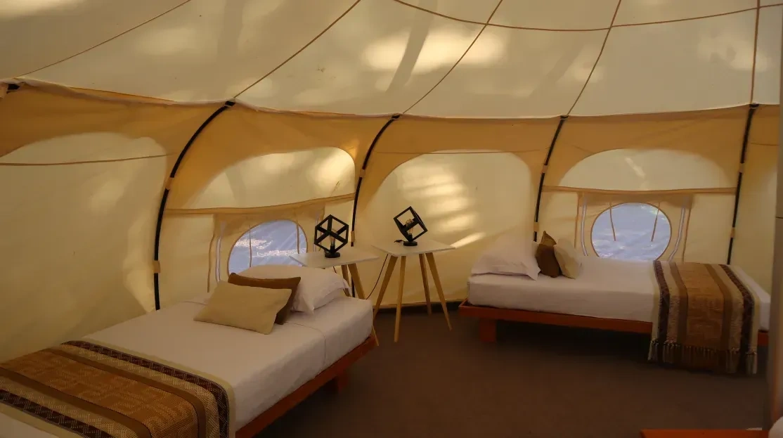 Cabañas Tequendama | Hotel en Parque Tayrona: Camas gemelas en interior de carpa de glamping.