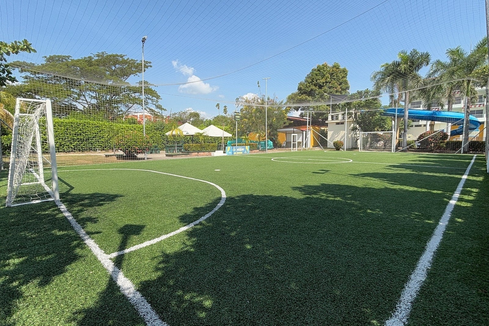 Hotel Los Puentes Comfacundi: Outdoor soccer field with nets, pools visible beyond.