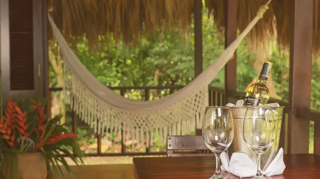 Relájate en tu cabaña con vino y hamaca en Cabañas Tequendama | Hotel en Parque Tayrona.