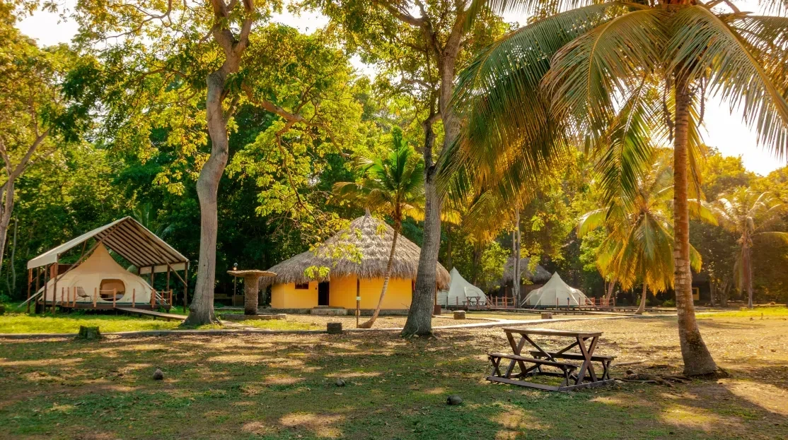 Cabañas Tequendama: Glamping frente al mar en Parque Tayrona, Colombia.