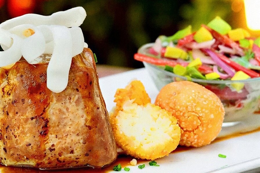 Tequendama: Corporativa. Plato de carne con ensalada vibrante y croquetas crujientes.