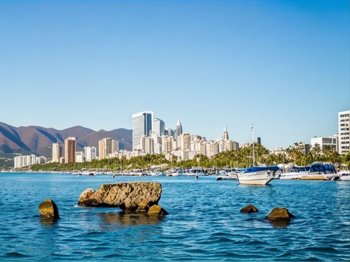 Hotels in Santa Marta: Tequendama marina view with boats and cityscape. Official Web.