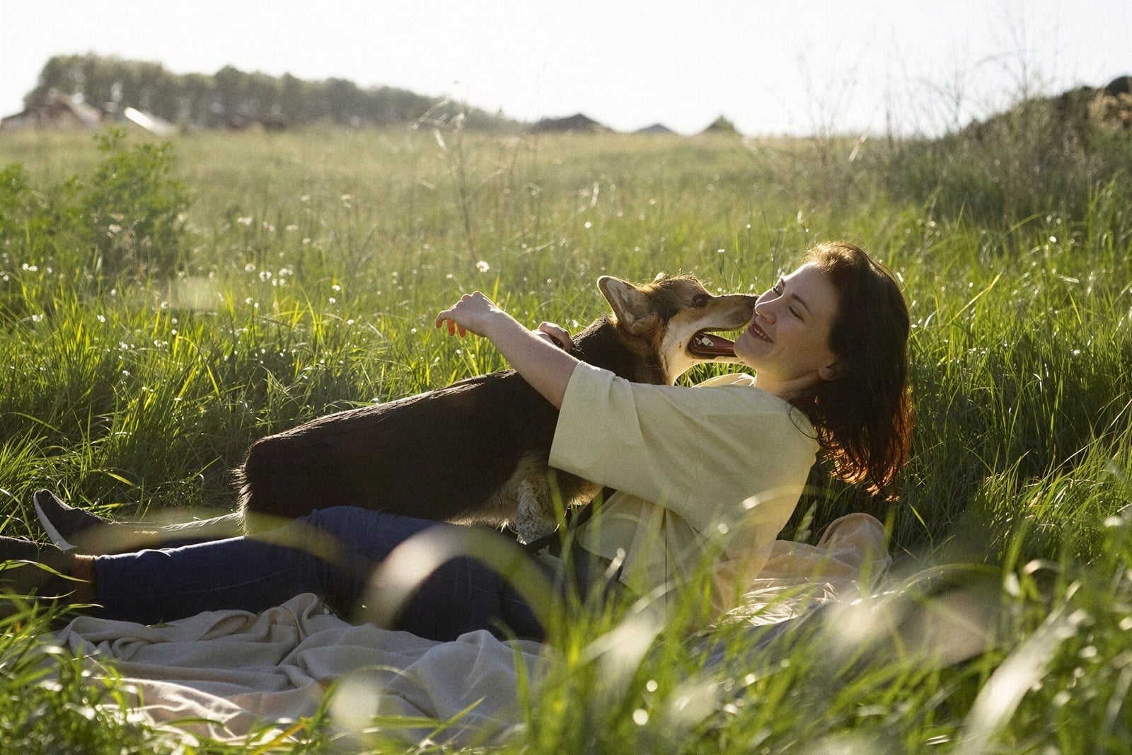 Disfruta de Tequendama: Corporativa en un campo verde con tu perro, risas y sol.