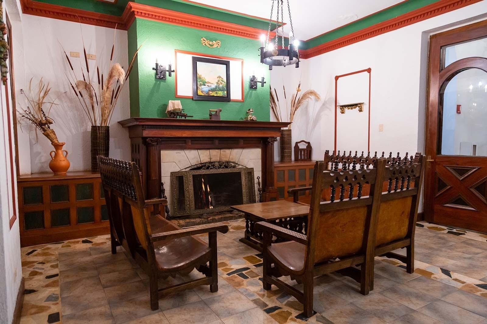 Sala acogedora en Hotel Refugio El Santuario con chimenea y muebles rústicos.