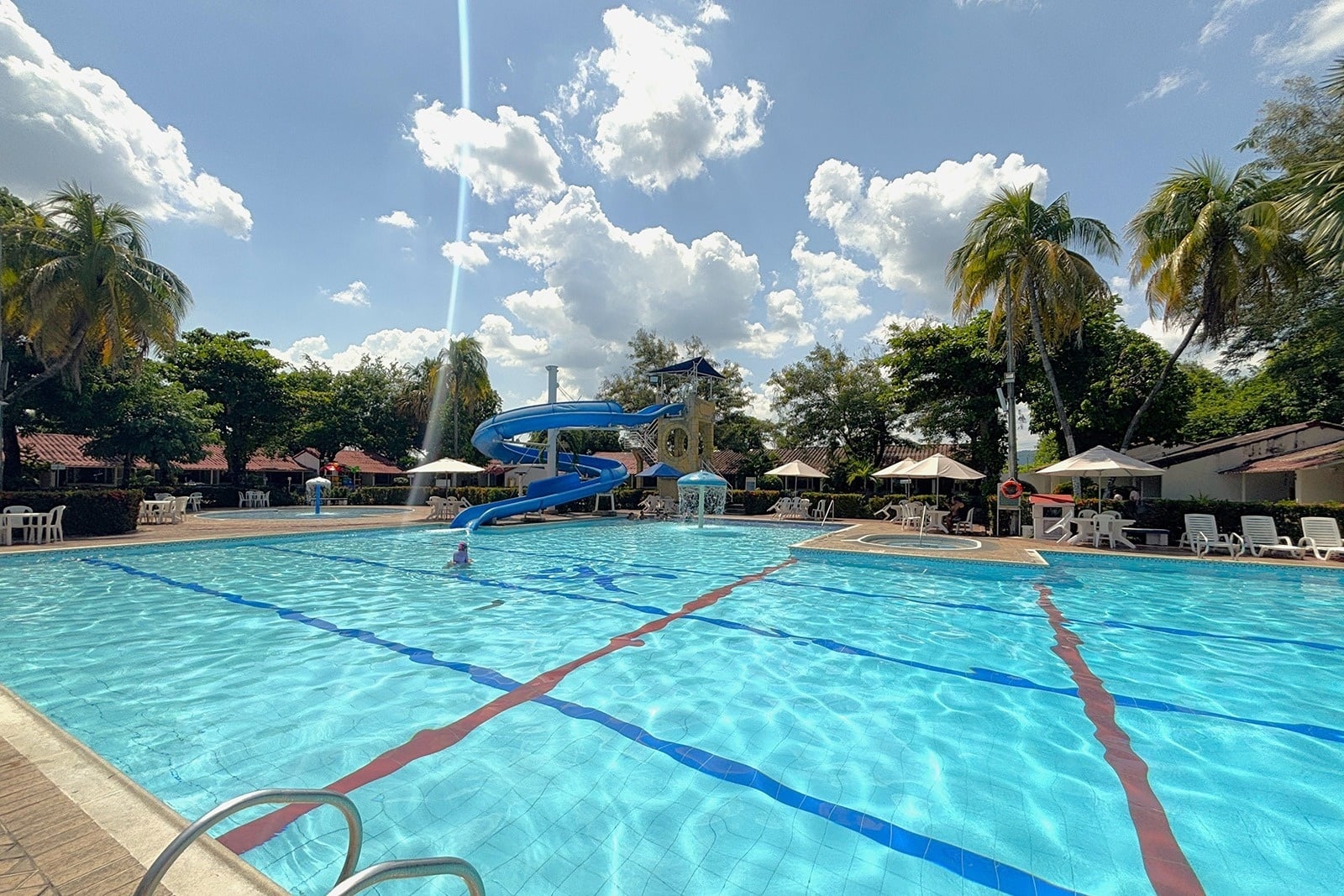 Hotel Los Puentes Comfacundi: Enjoy the pools and water slide at this Girardot hotel.