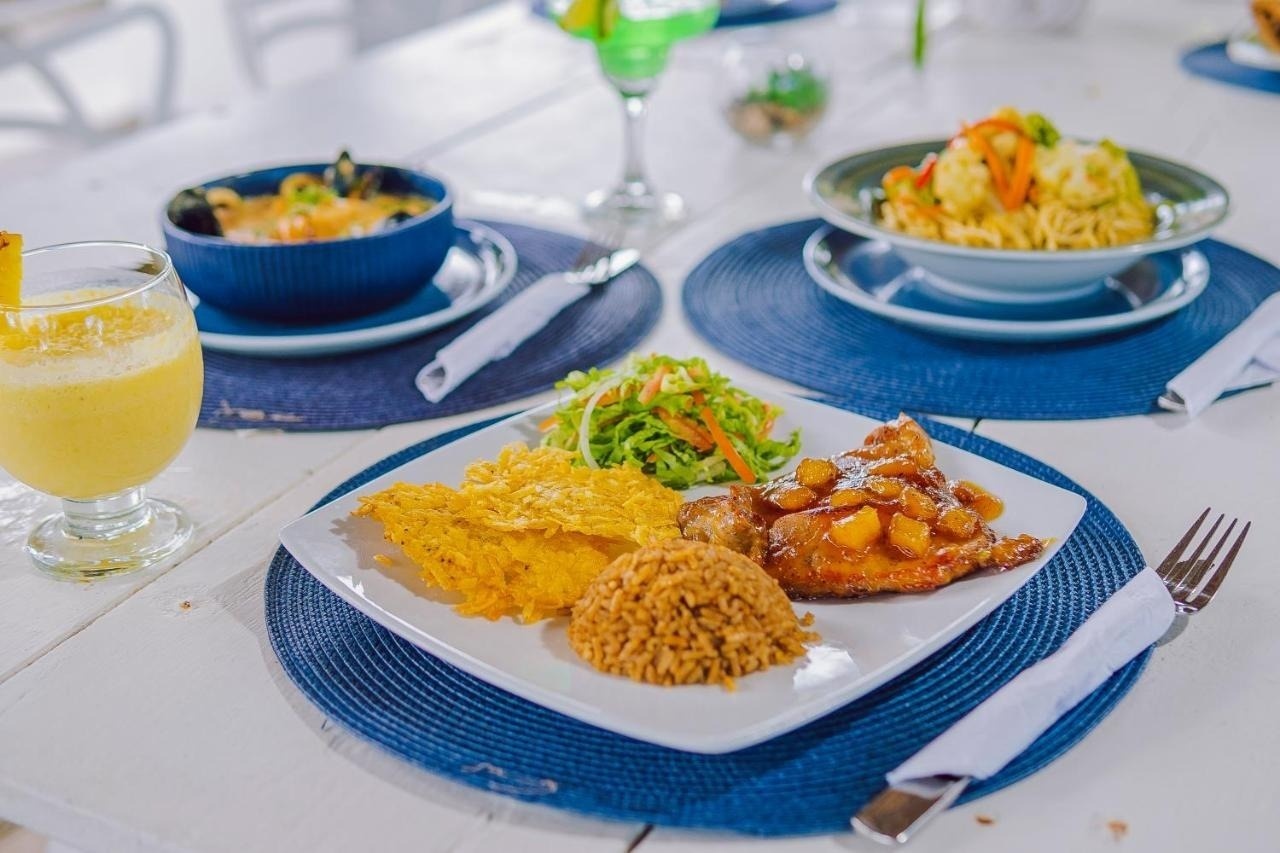 Plato exótico Tequendama: Corporativa con arroz, pollo y guarnición.