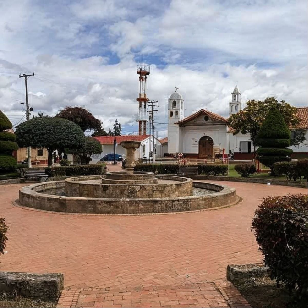 Plaza con fuente y torre de Tequendama: Corporativa. Ideal para relajarse.