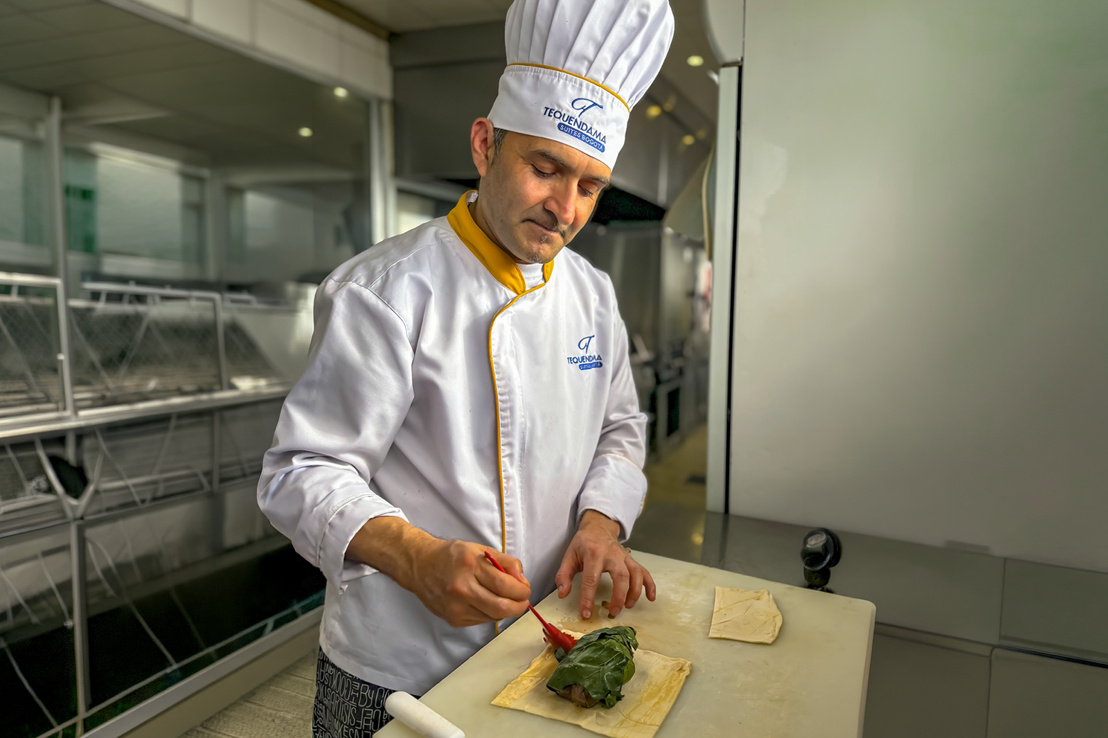 Chef en Tequendama Suites Bogotá preparando plato especial.