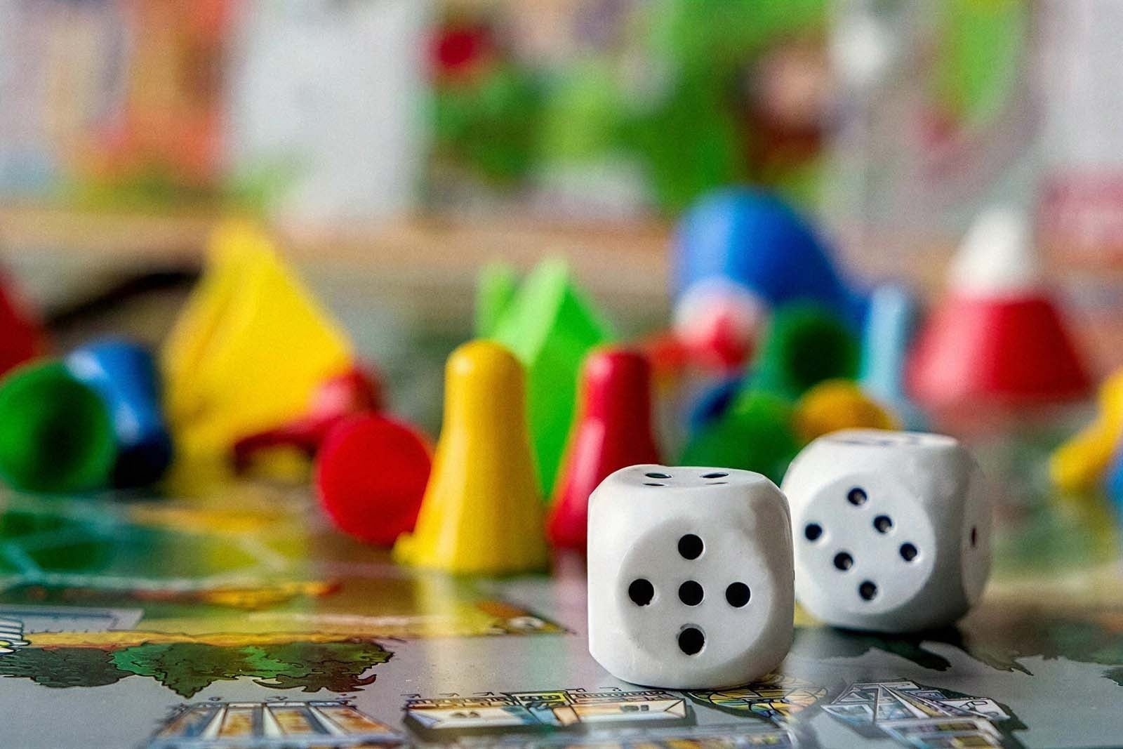 Tequendama Corporativa: dice and game pieces on a board
