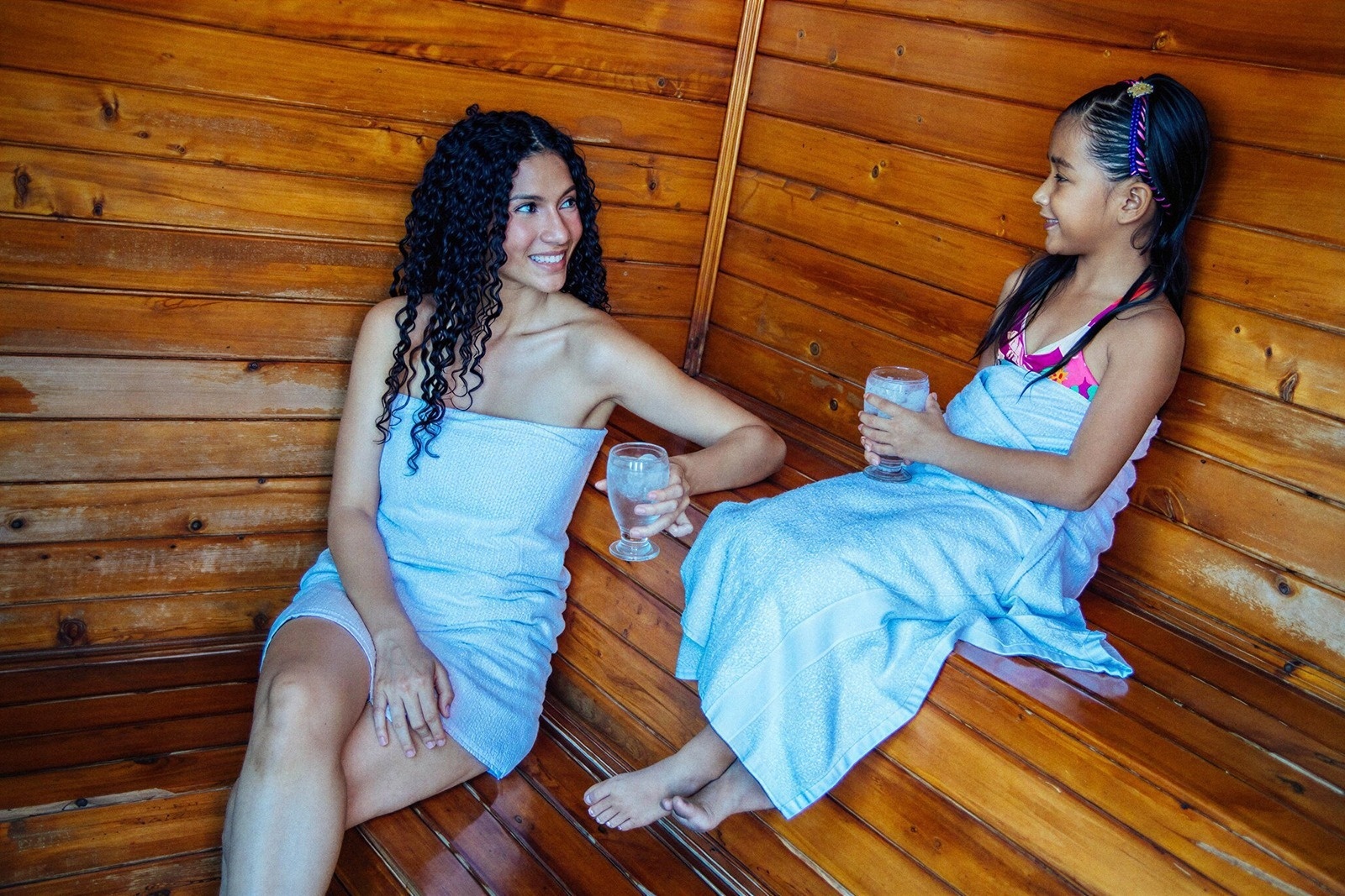 Disfrute de relajantes momentos en nuestro spa Tequendama: Corporativa, con toallas y bebidas.