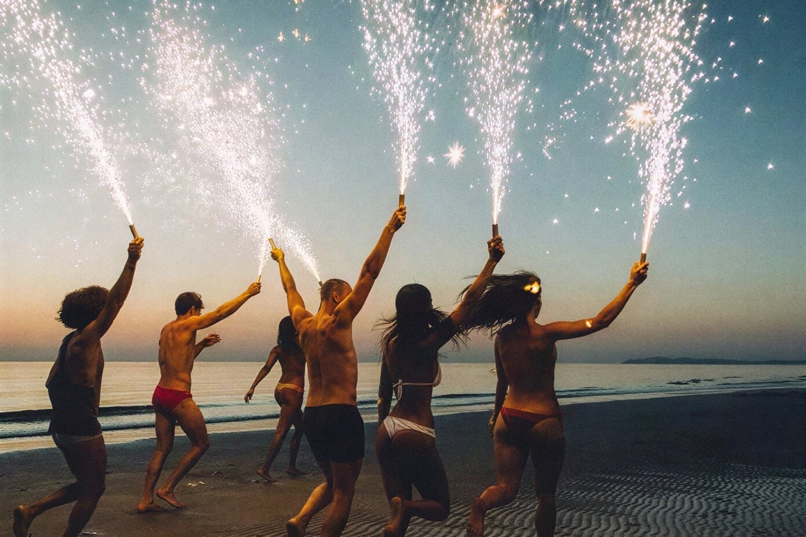 Fuegos artificiales en la playa, celebración Tequendama: Corporativa, vista aérea