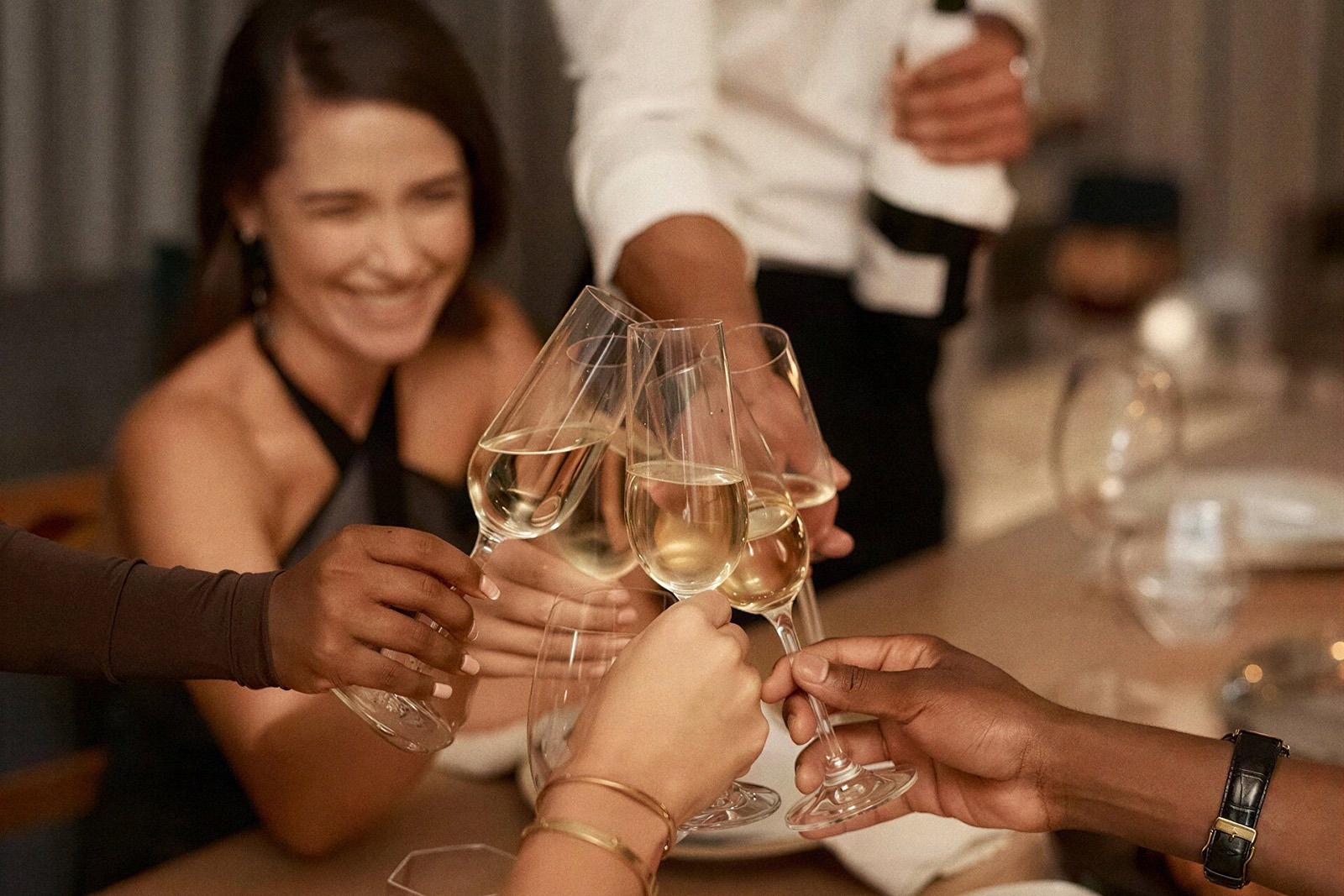 Cheers with champagne flutes at Tequendama: Corporativa, ideal for celebrations.