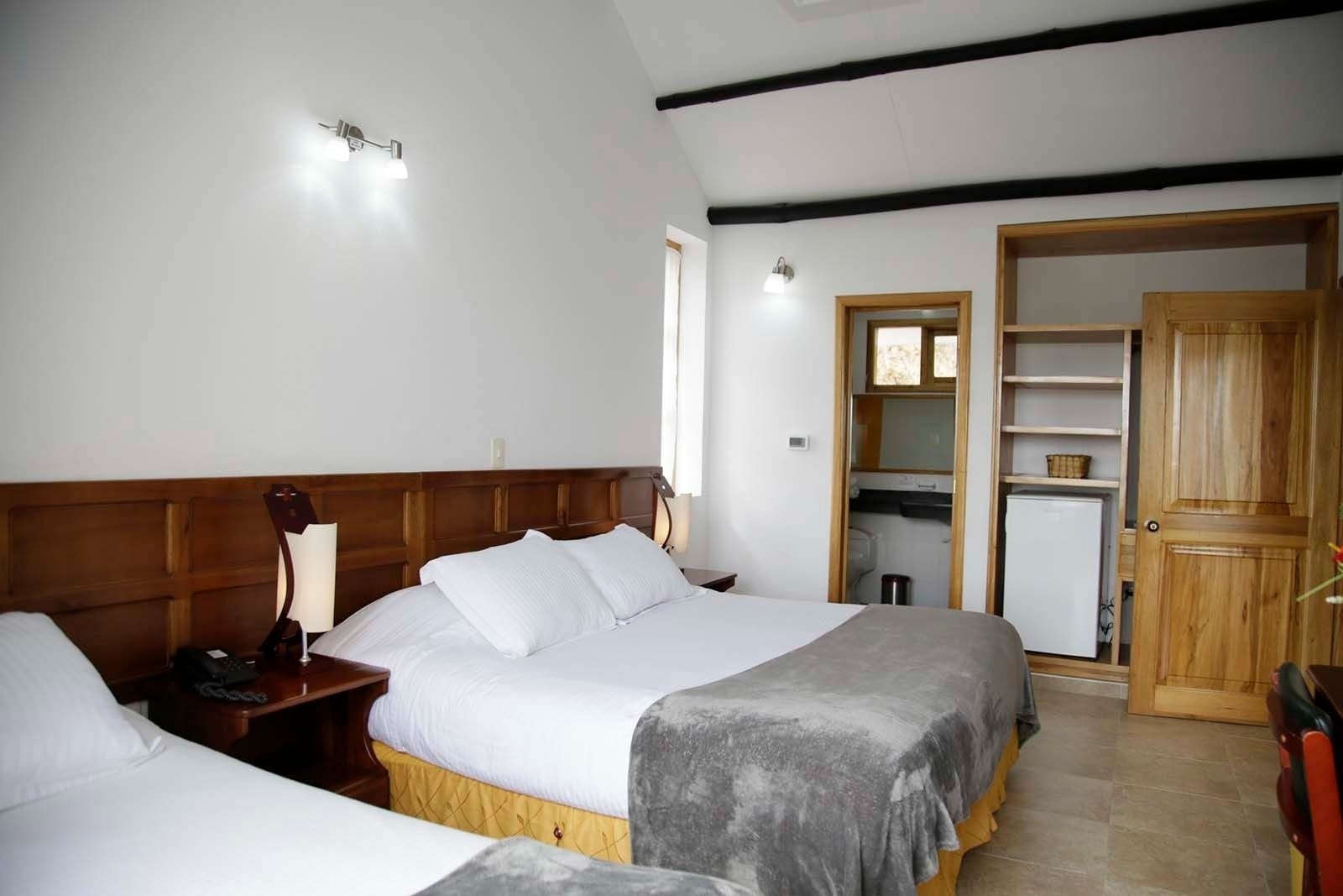 Habitación con dos camas en Hotel Refugio El Santuario, Laguna de Fúquene.