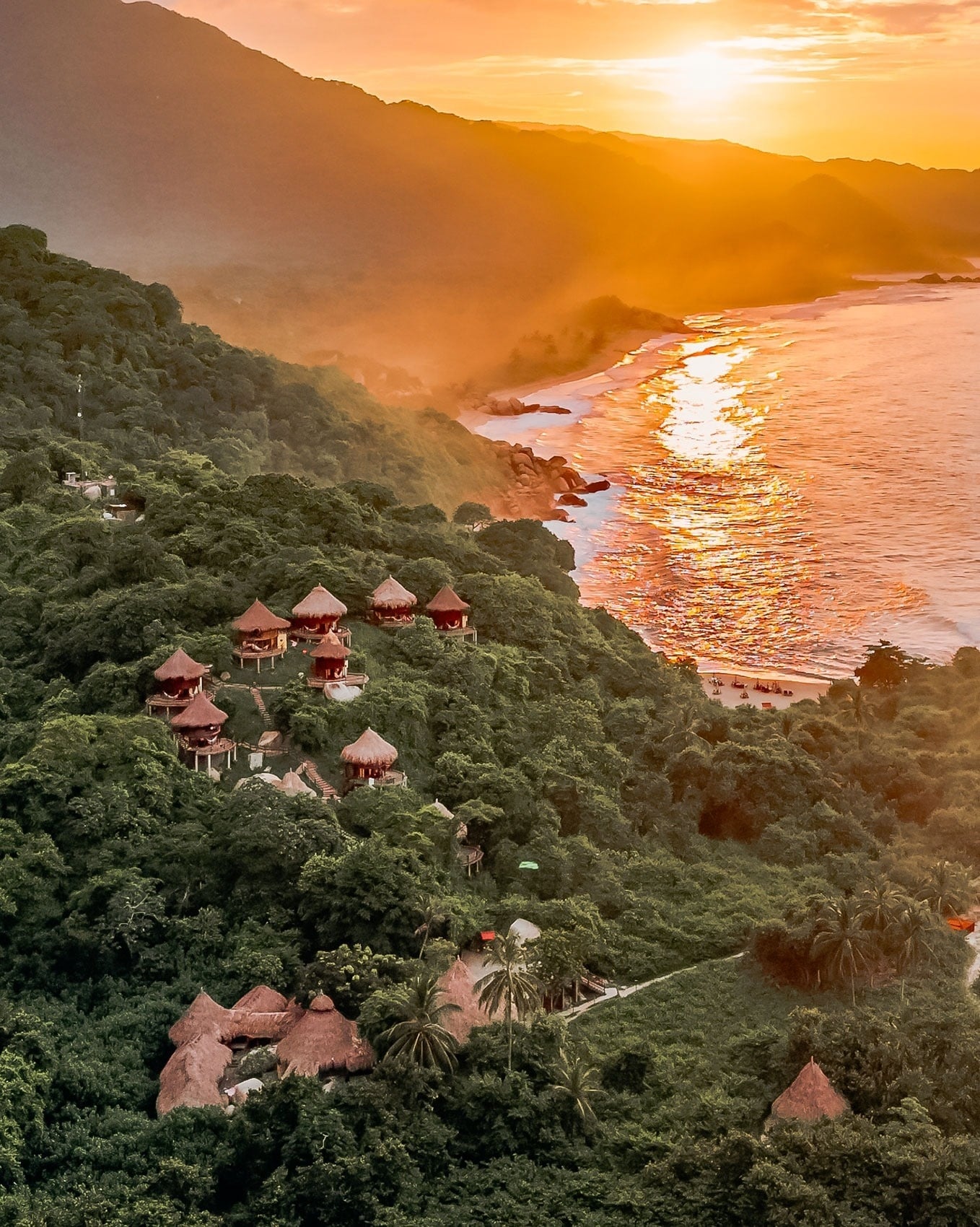 Ecohabs y Cabañas Tequendama: Cabañas en la selva con vistas al mar en Parque Tayrona.