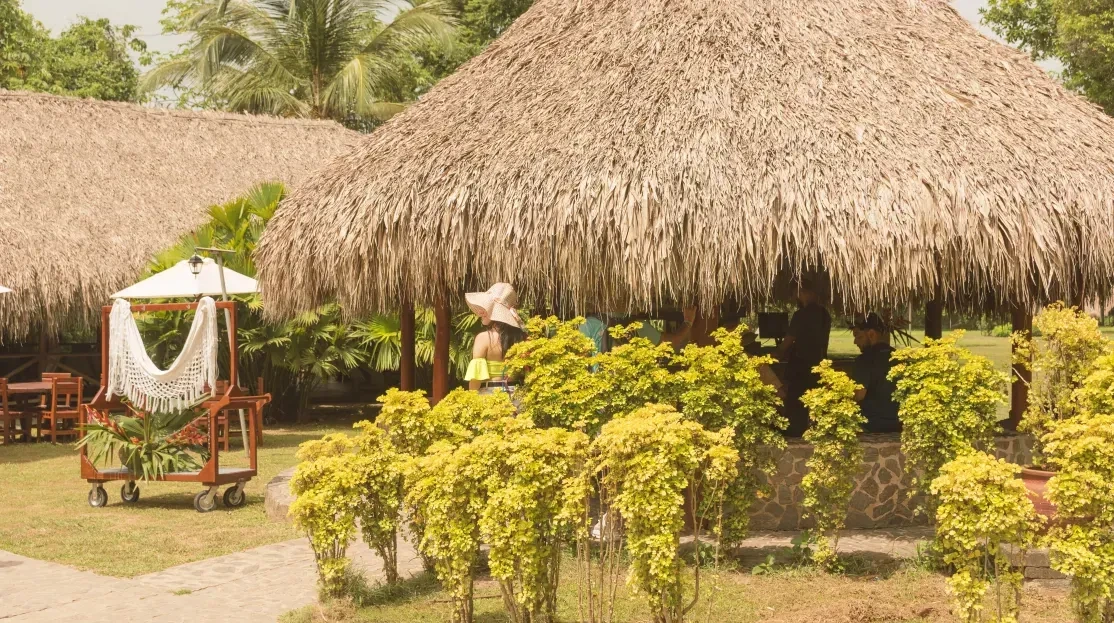 Disfruta de Cabañas Tequendama en Parque Tayrona, relajantes hamacas bajo palapas.