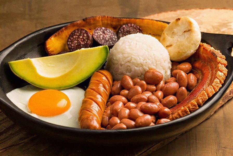 Desayuno Tequendama: Bandeja Paisa con arroz, frijoles, huevo, plátano y morcilla.