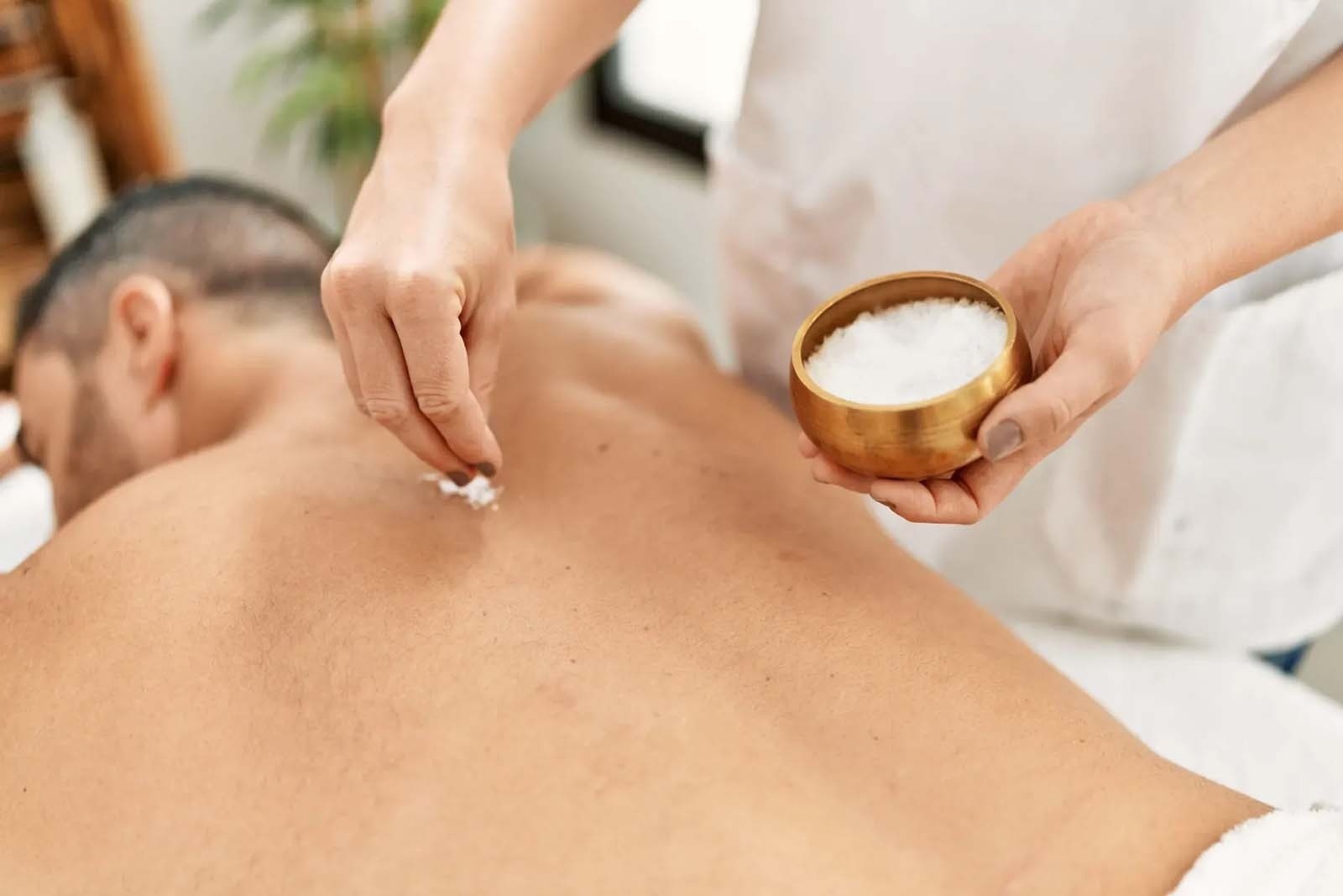 Tequendama: Corporativa - Sea salt back scrub for ultimate relaxation.