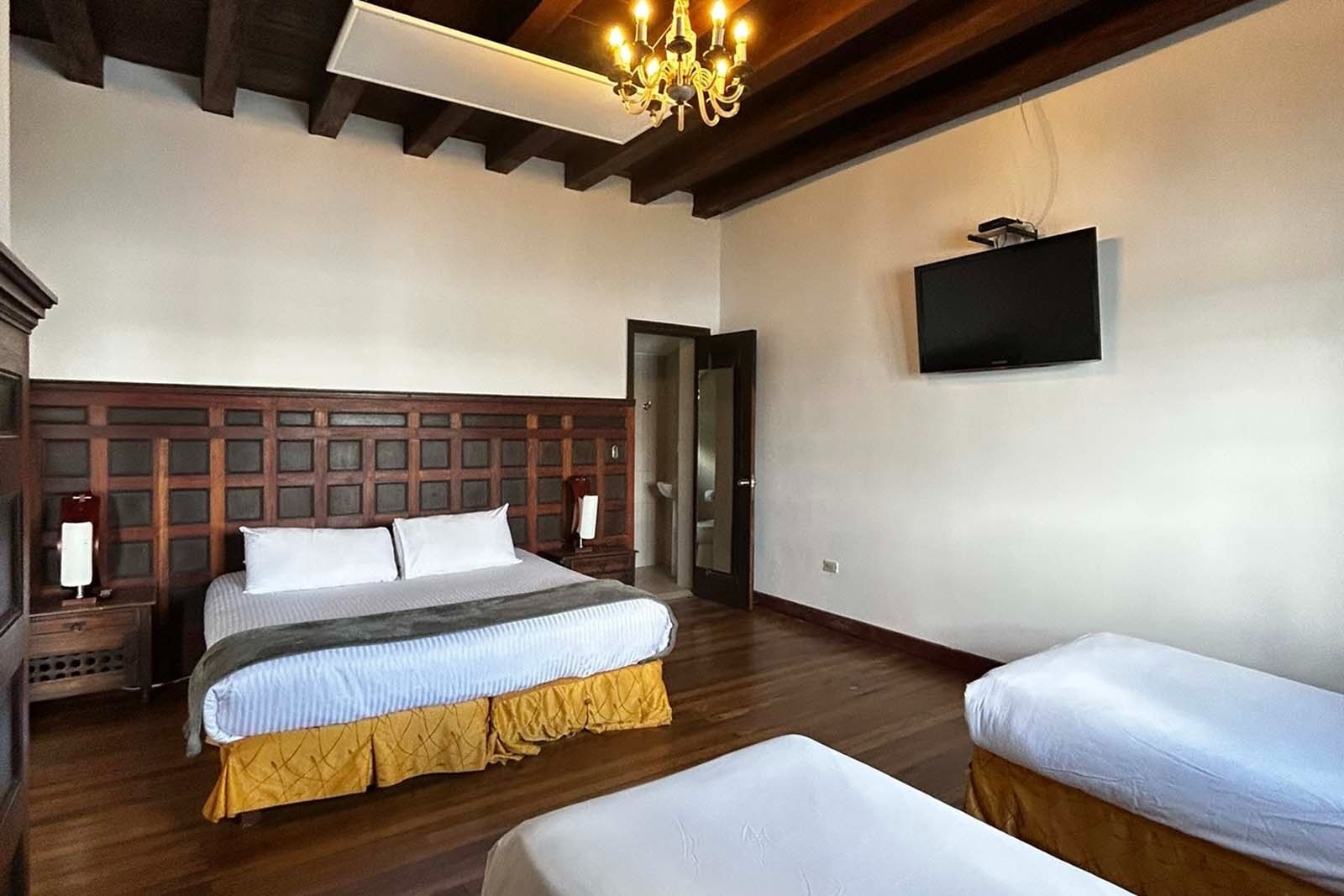 Habitación familiar en Hotel Refugio El Santuario con dos camas. Ideal para grupos.