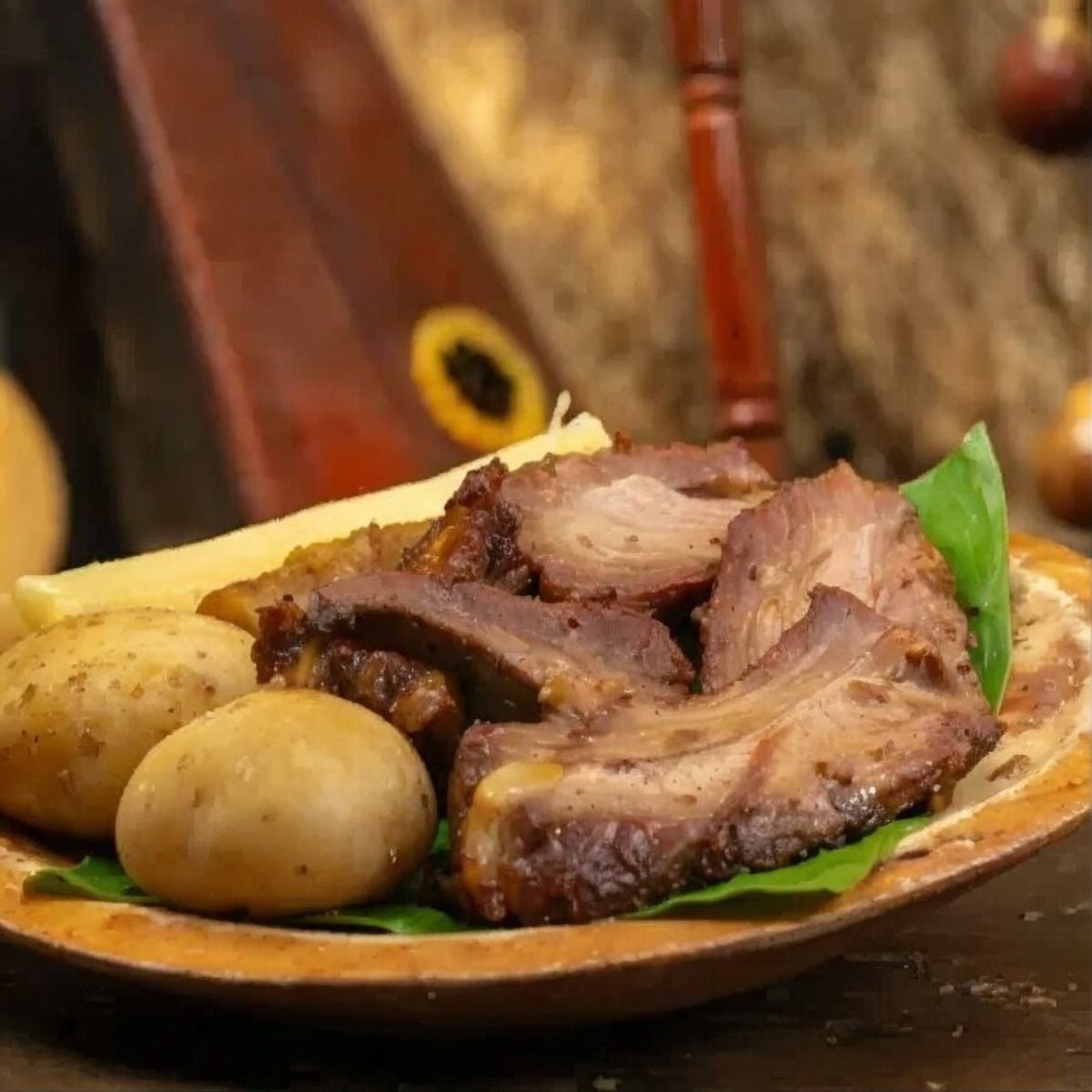 Plato de cerdo asado con papas y plátano en Tequendama Corporativa.