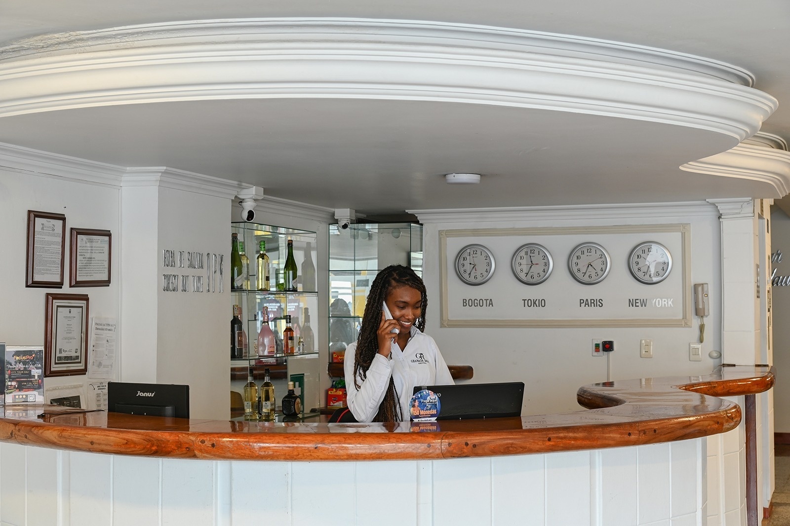 Receptionist at Granada Real Hotel, North Cali. Book direct! | Official Site