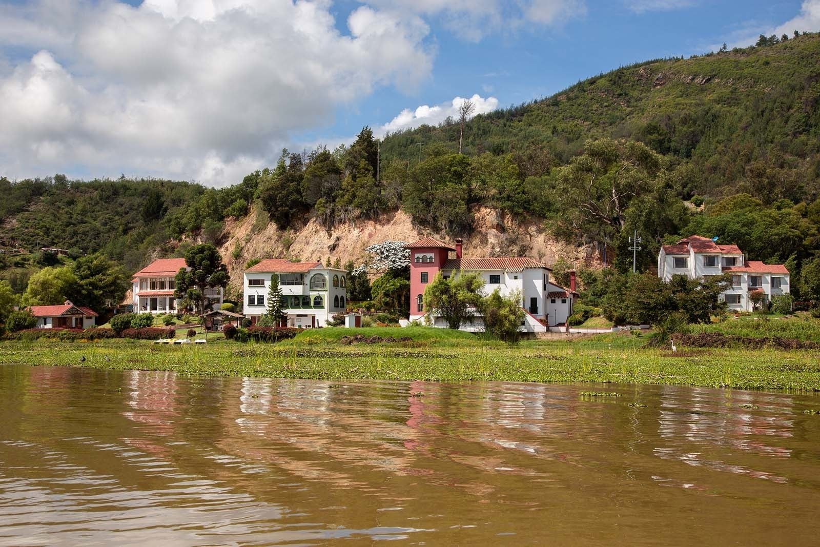 Hotel Refugio El Santuario: casas junto a la Laguna de Fúquene.
