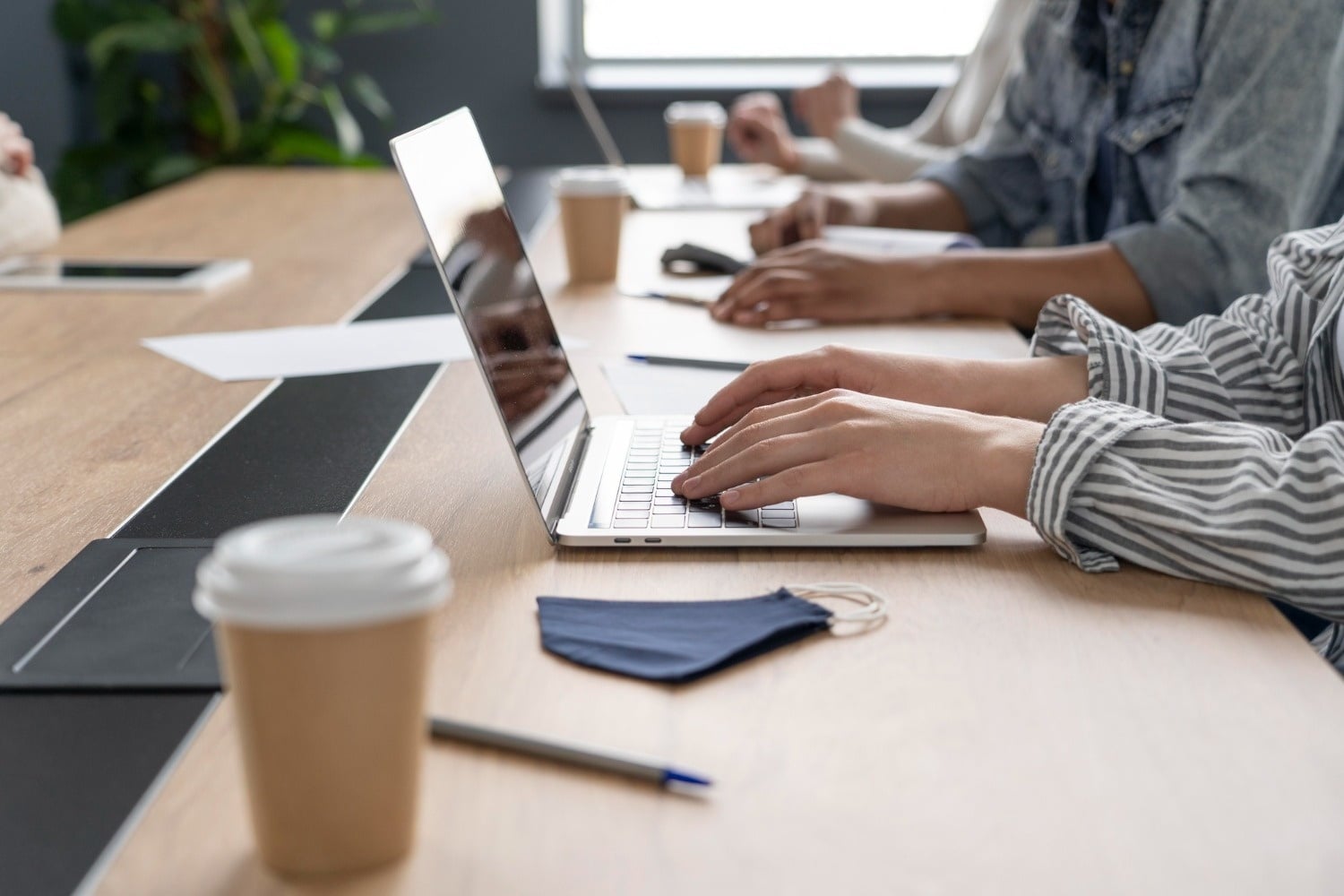 Espacio Tequendama: Corporativa, reuniones de trabajo y laptops.