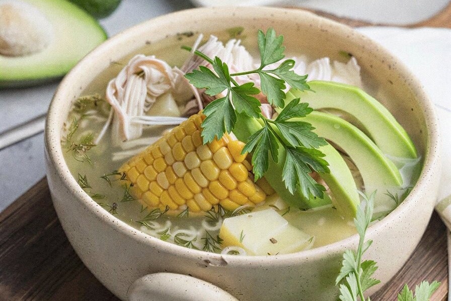 Sopa fresca con aguacate y pollo. Ideal para tu estancia Tequendama: Corporativa.