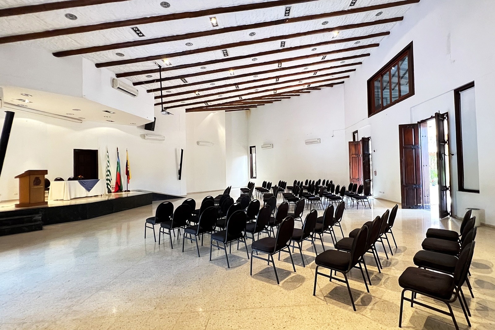 Salón para Eventos en Tequendama Hotel Campestre Villavicencio, listo para su reunión.