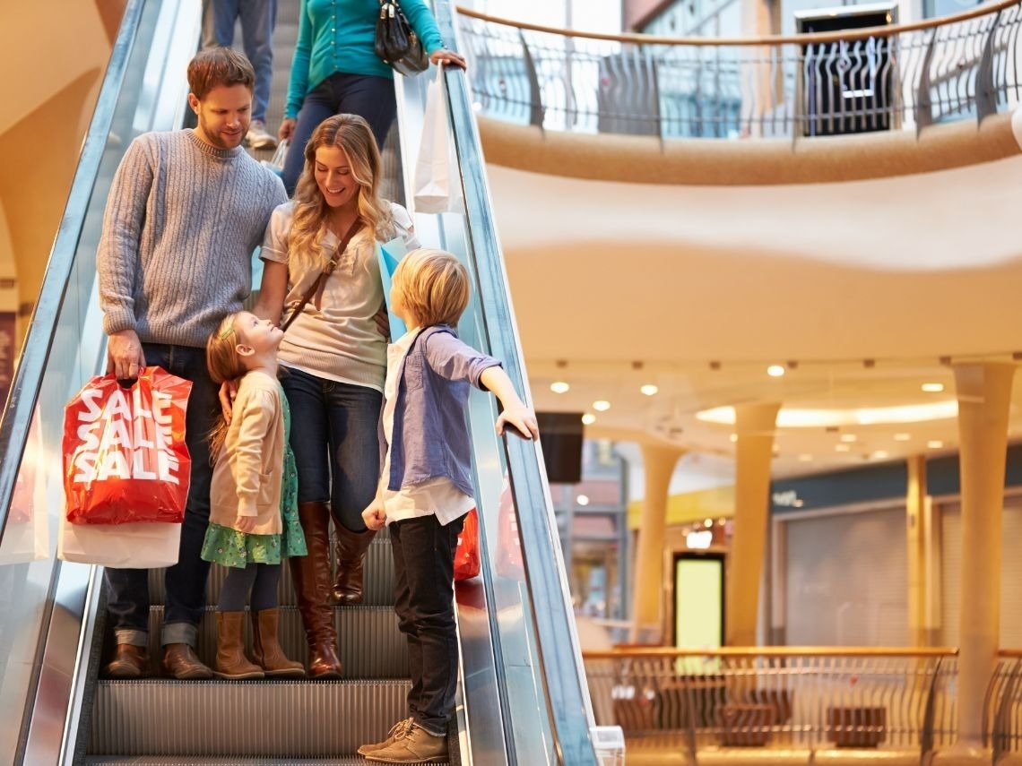 Familia feliz en Tequendama: Corporativa, disfrutando de compras en un centro comercial.