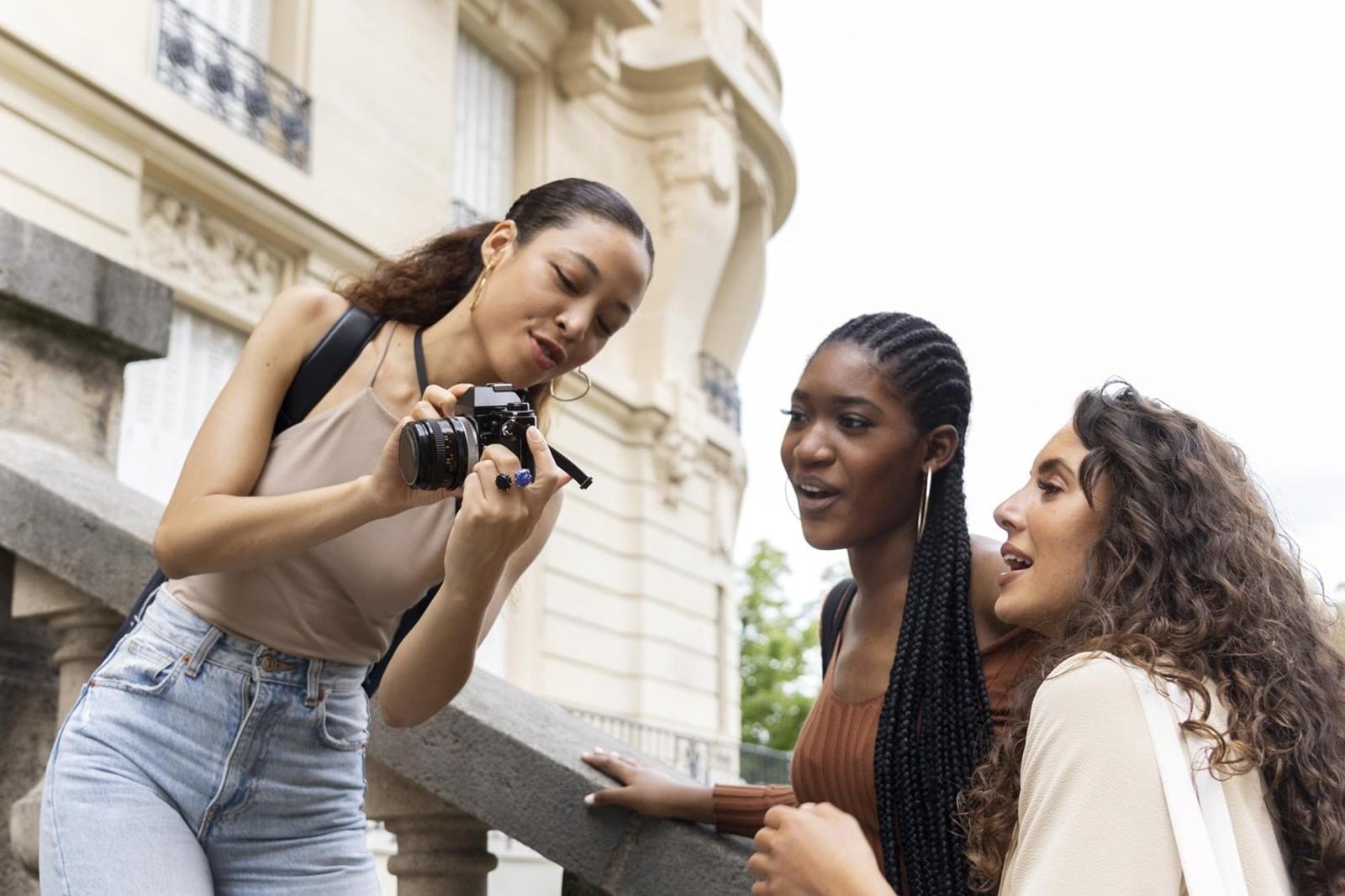 Tequendama: Corporativa, mujeres jóvenes revisando fotos en cámara