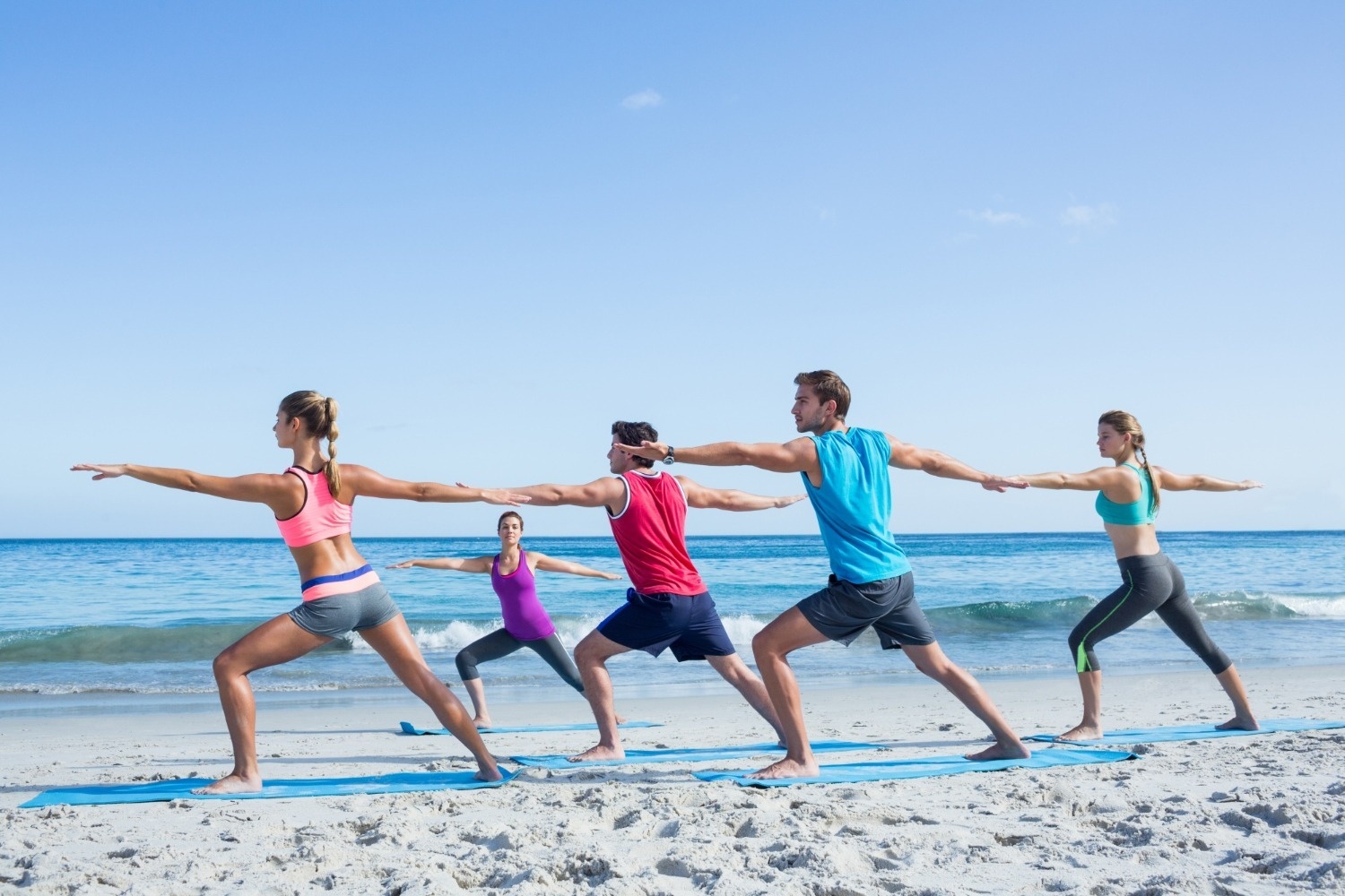 Tequendama: Corporativa clases de yoga en la playa para relajación y bienestar.