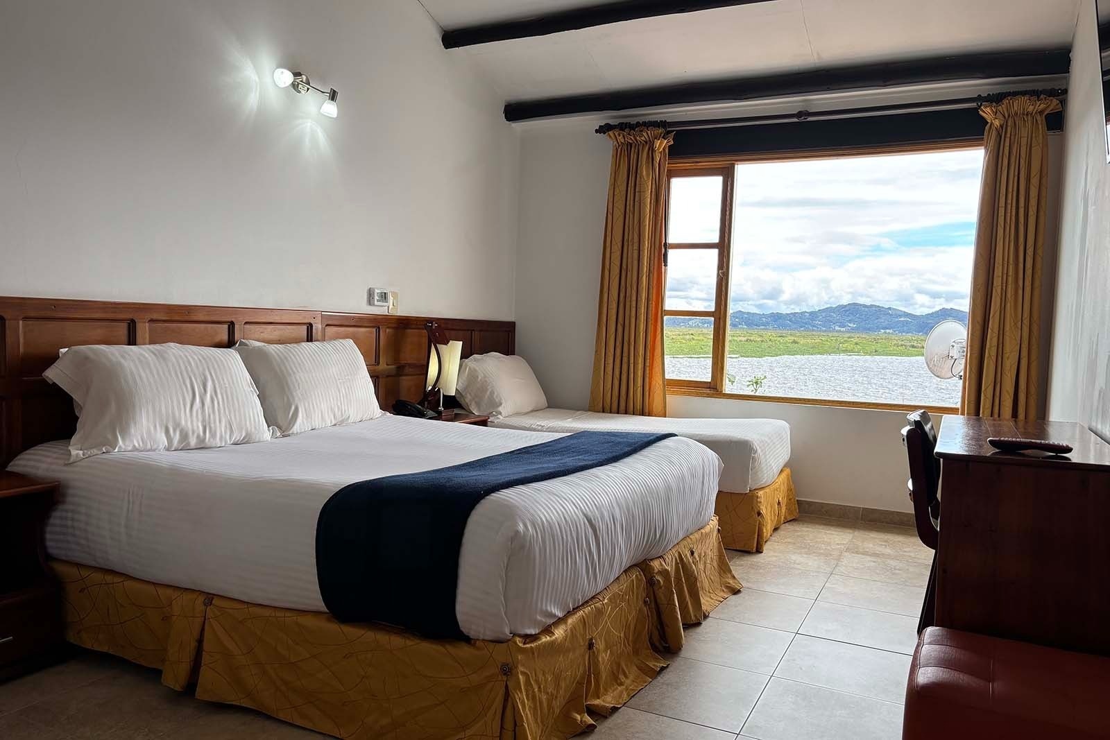 Habitación doble en Hotel Refugio El Santuario con vista a la Laguna de Fúquene.