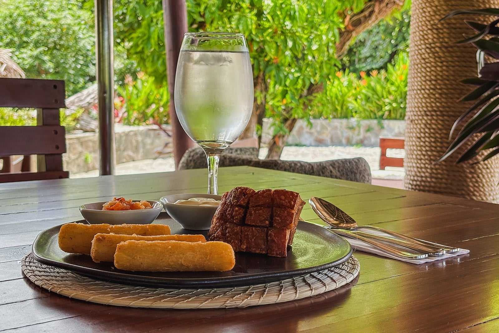 Degustación Tequendama Corporativa: aperitivos, cerdo crujiente y bebida refrescante.