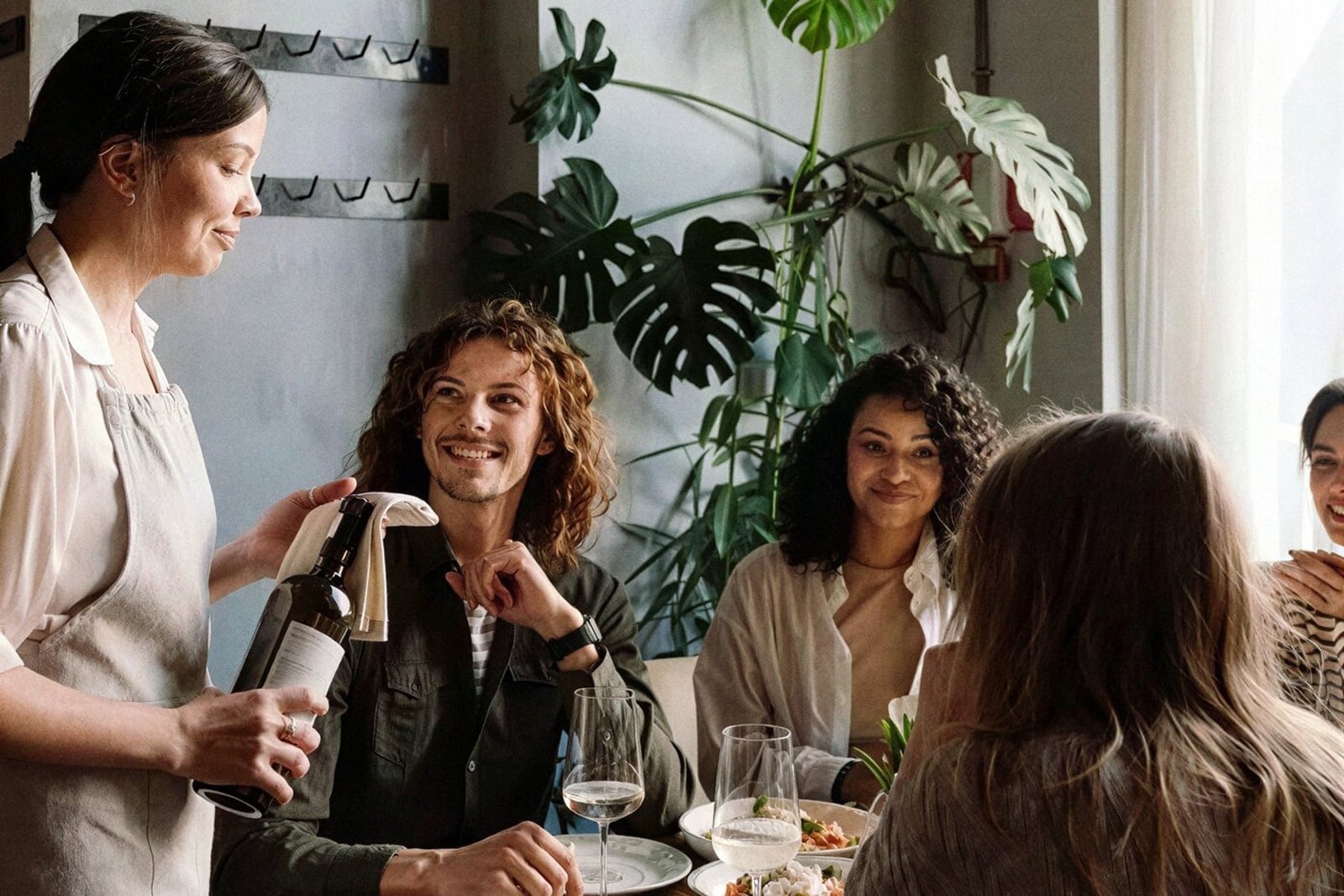 Salón Tequendama: Corporativa con comensales disfrutando de una cena especial.