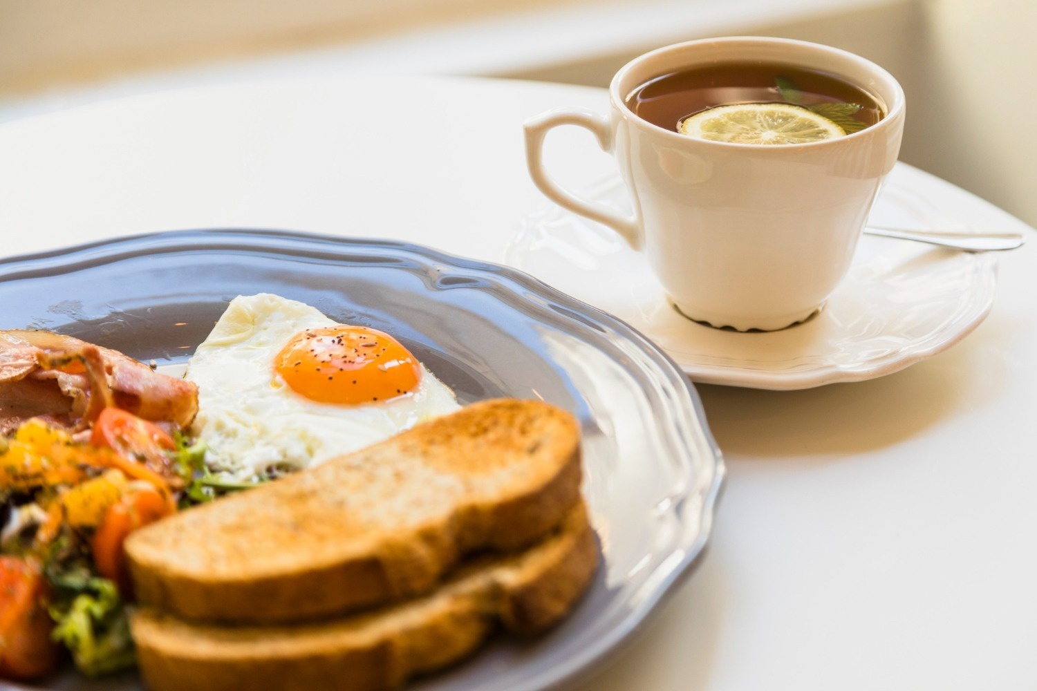 Desayuno Tequendama Corporativa: huevo frito, tocino, tostadas y té con limón.