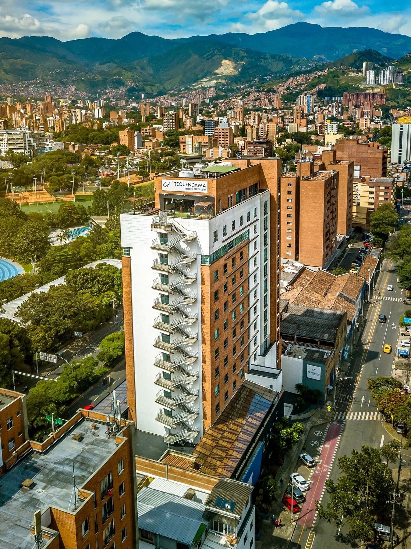 Tequendama Hotel Medellín: moderno hotel en diseño con jacuzzi, vistas urbanas y montaña.