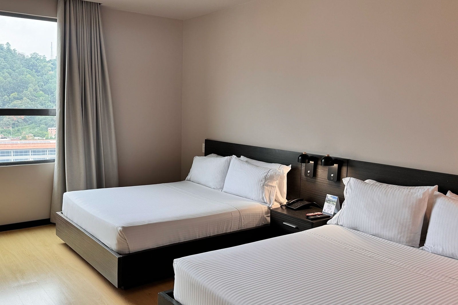 Tequendama Hotel Medellín: Stylish double room with two queen beds and city views.